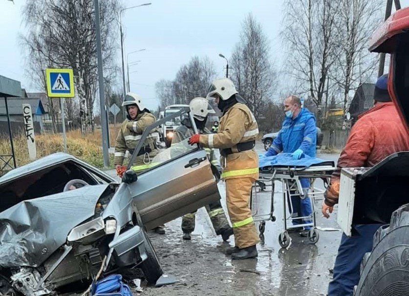 Пожарно-спасательные подразделения приняли участие в ликвидации последствий ДТП в г. Коряжме Архангельской области.
